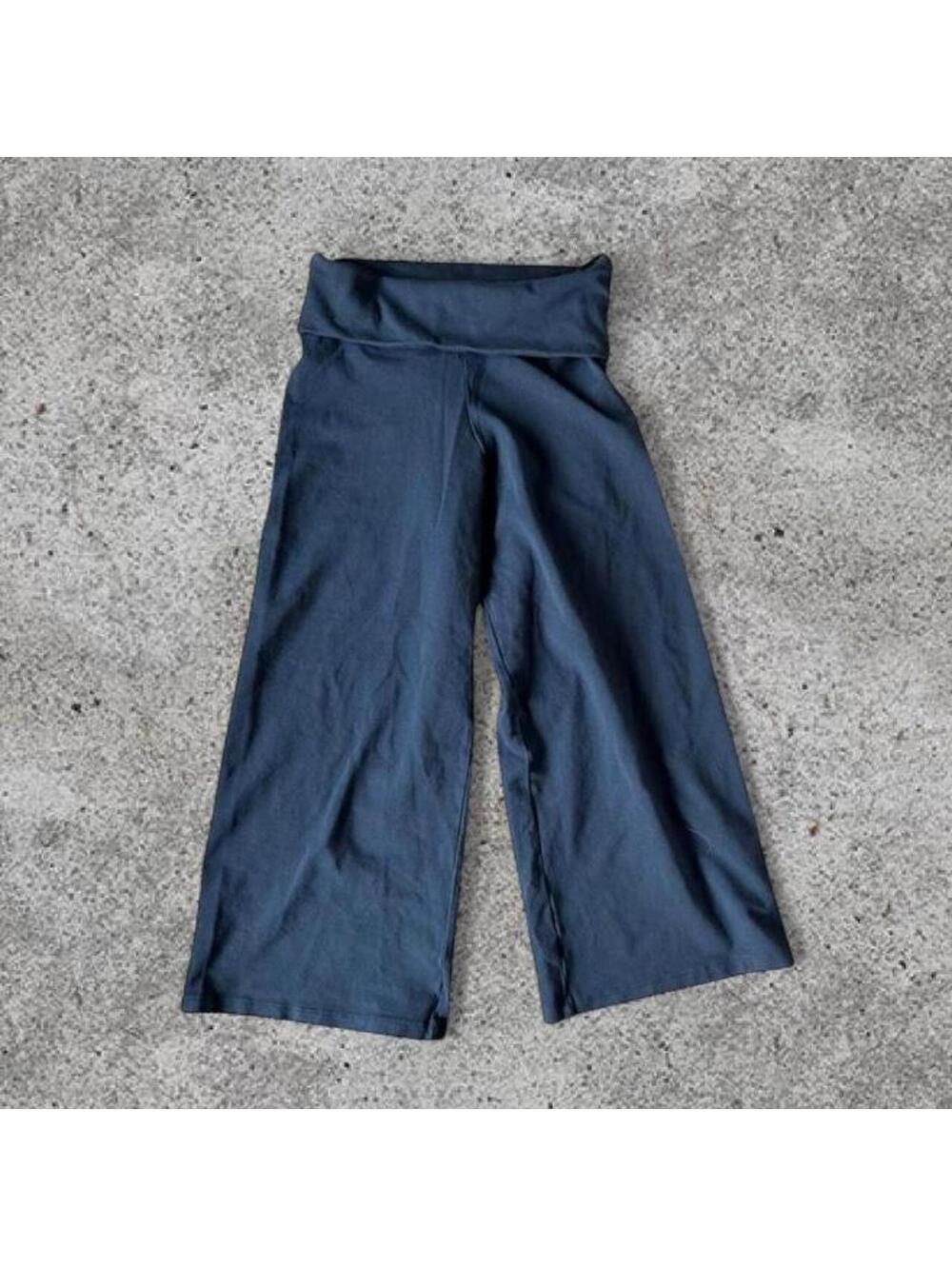 Brandy Melville navy priscilla capris
